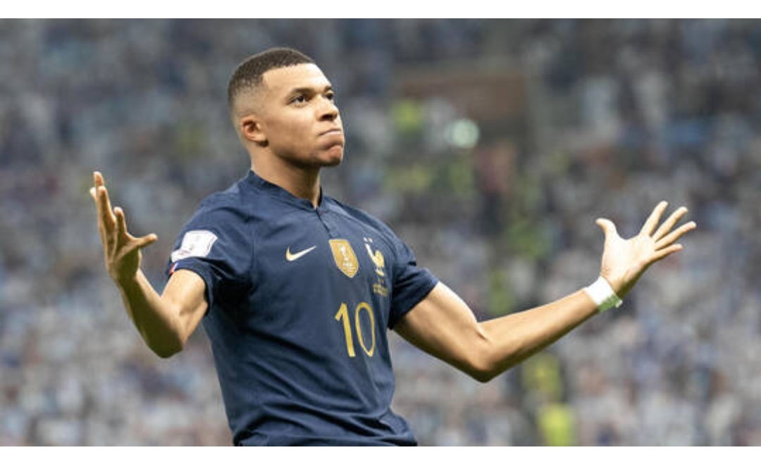 مبابي يحتفل بعيد ميلاده و أشرف حكيمي يهنئه