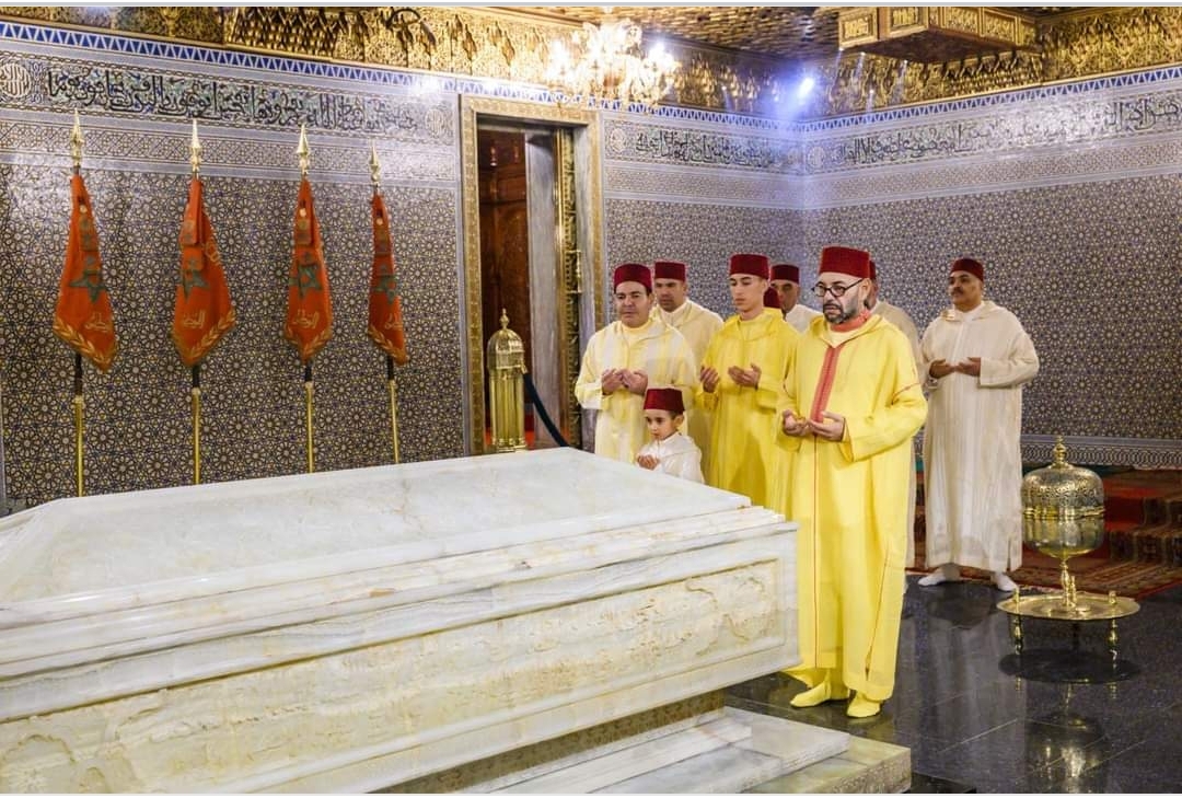 أمير المؤمنين صاحب الجلالة الملك محمد السادس يترحم على روح جلالة المغفور له الملك محمد الخامس