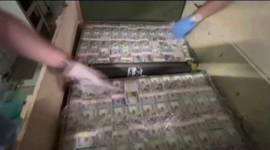 كانوا يستعدون لنقلها إلى دول إفريقية.. القبض على عصابة مكونة من 6 أشخاص بحوزتهم مليار دولار مزورة  