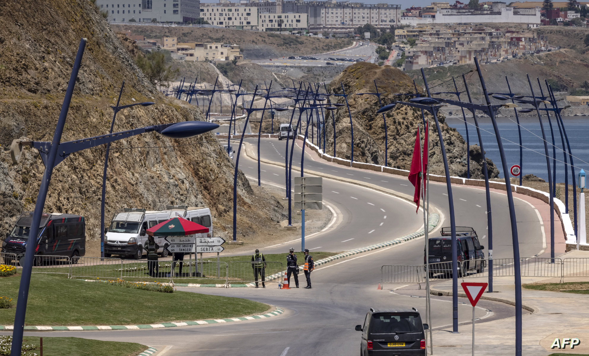 عميل سابق في الاستخبارات الإسبانية يشيد بمهارة دبلوماسية المغرب لاستعادة سبتة ومليلية وجزر الكناري