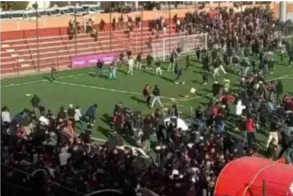 أحداث شغب تؤدي إلى توقيف مباراة شباب أطلس خنيفرة والكوكب المراكشي