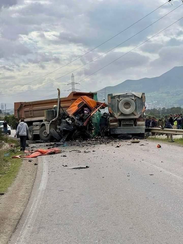 حادثة سير مروعة بين طنجة وتطوان تخلّف قتلى وجرحى وخسائر مادية جسيمة