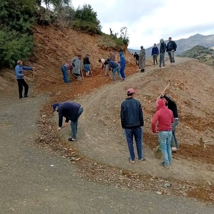 الحسيمة.. شباب دوار مزياز يصارعون العزلة بأيديهم في ظل غياب المسؤولين