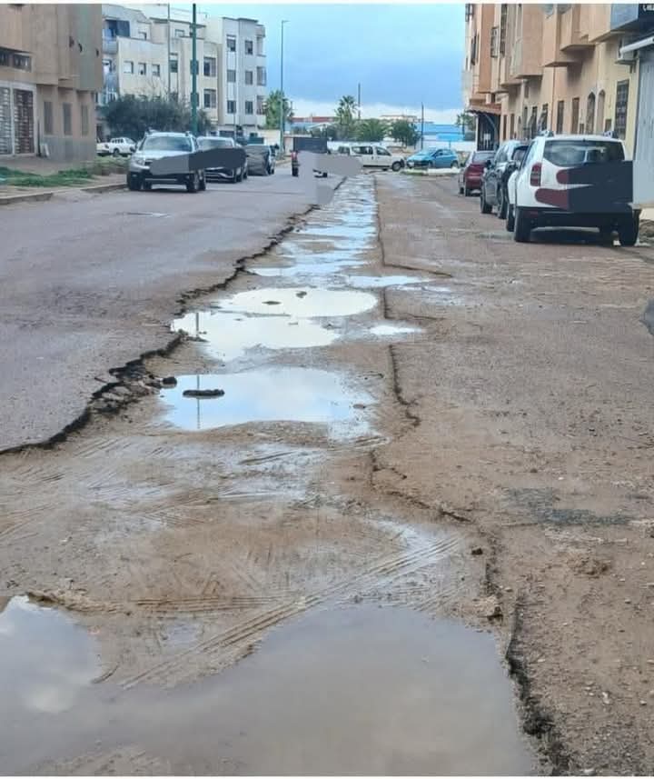 شوارع سطات… حفَر تبتلع حقوق المواطنين وصمت المسؤولين يفاقم الأزمة!”