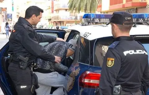الحرس المدني الإسباني يوجه ضربة موجعة لشبكات تهريب المخدرات قبالة سواحل ألميريا