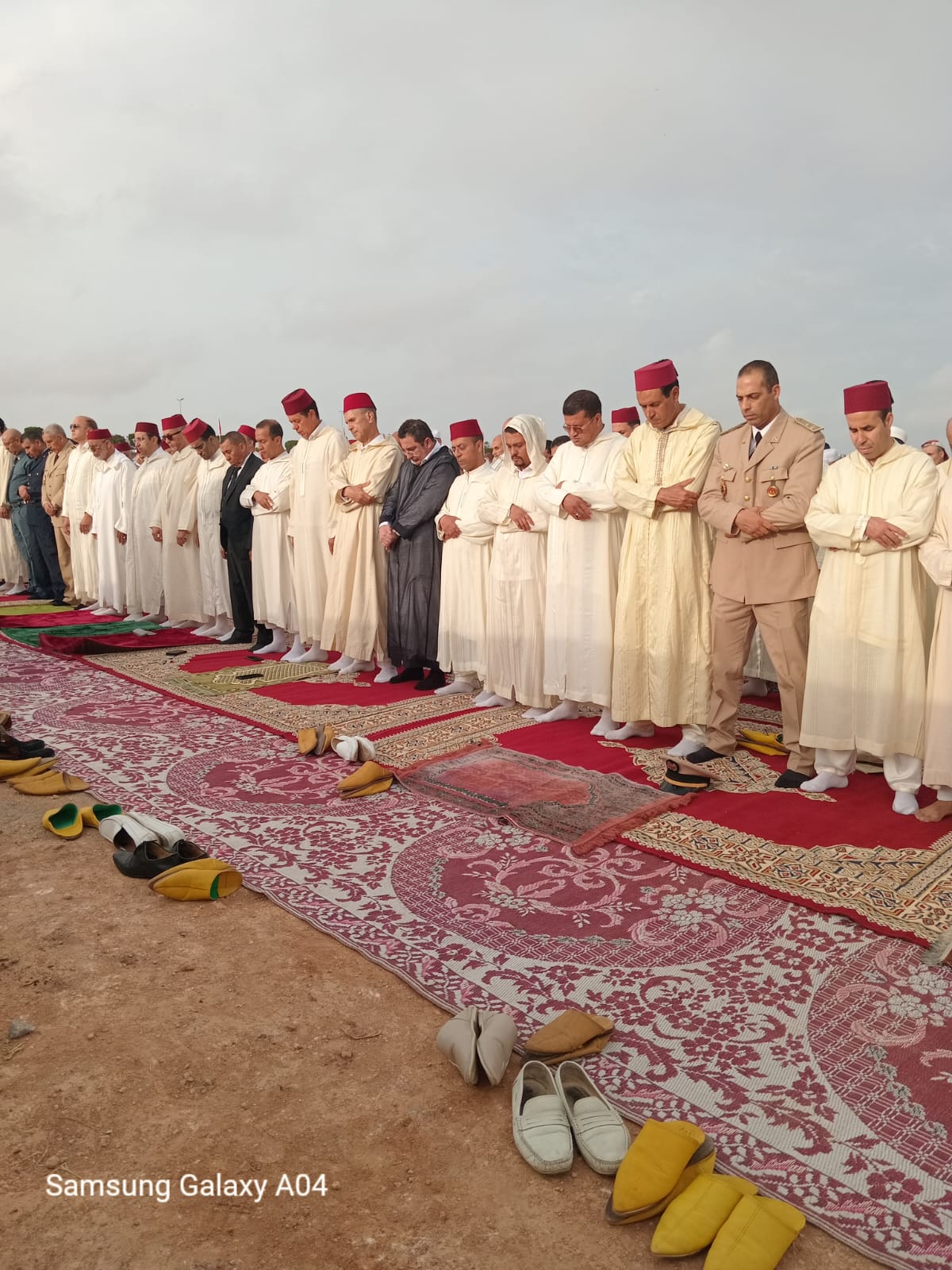 عامل عمالة مقاطعات عين السبع الحي المحمدي يؤدي صلاة العيد الأضحى بمصلى وسط أجواء روحانية مفعمة بالخشوع لله سبحانه وتعالى .