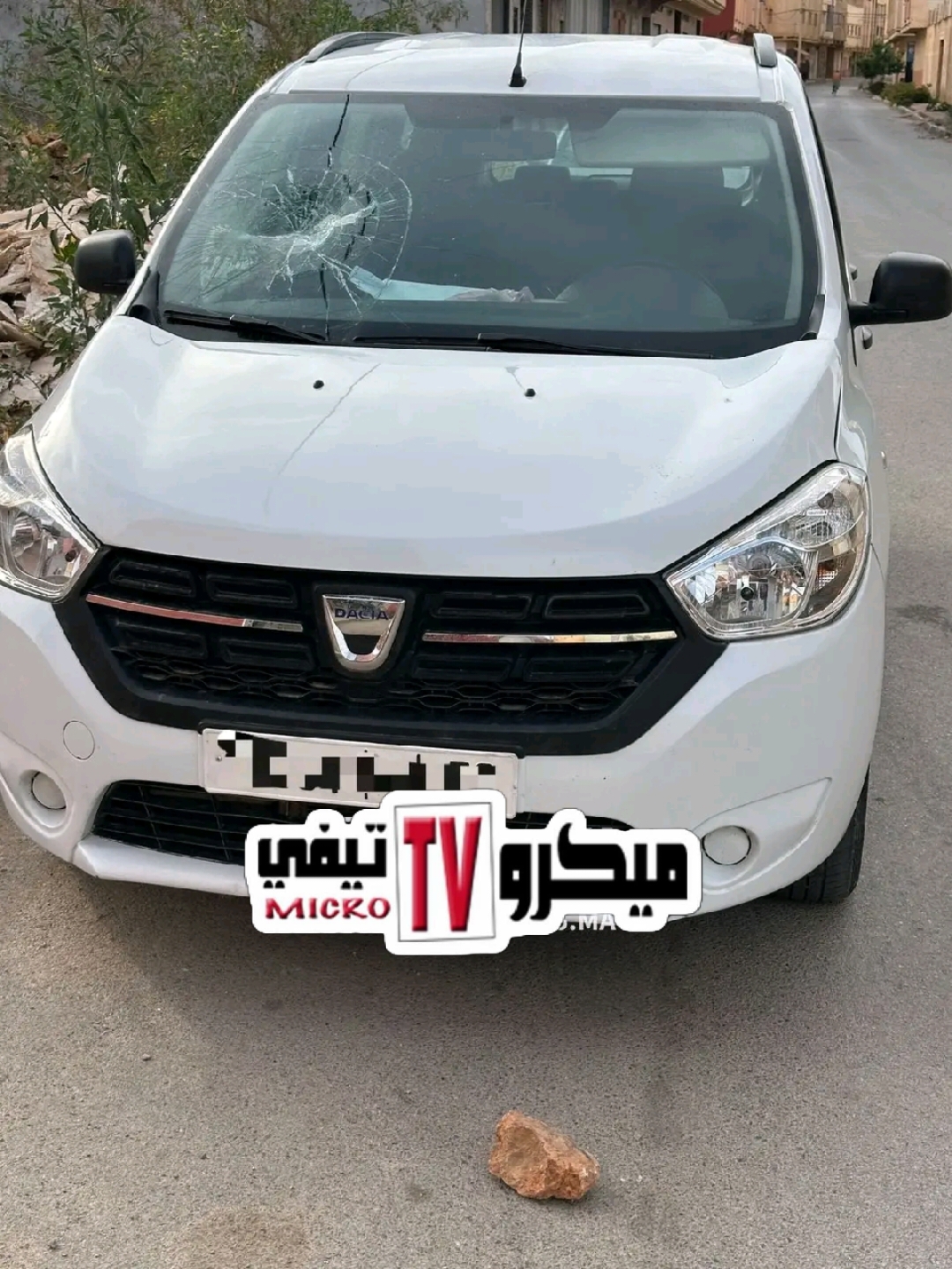 حالة هستيرية وسط العروي.. شخص يكسر سيارات بالحجارة وسط مدينة العروي