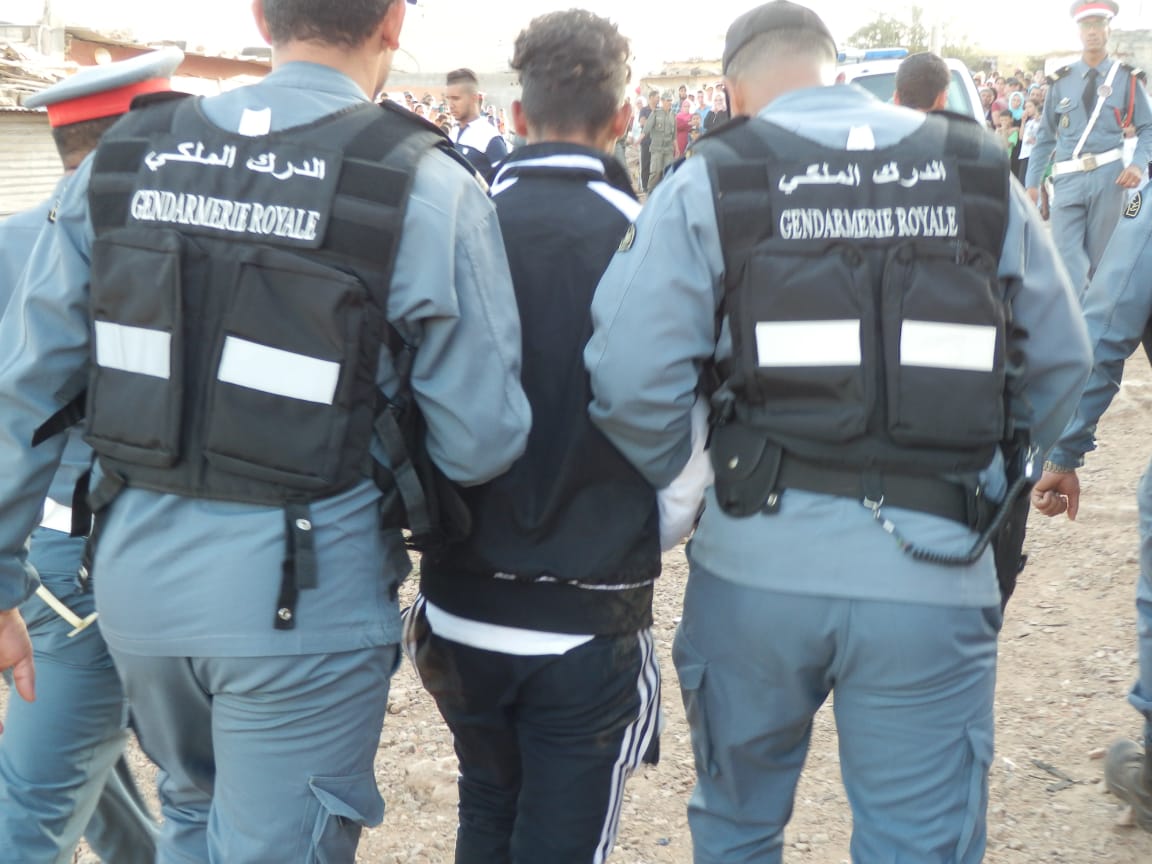 مداهمة ليلية تنتهي بالإطاحة بـ”مروج خطير” بأقراص الهلوسة في جمعة سحيم.. واجه الدرك بكلاب شرسة!