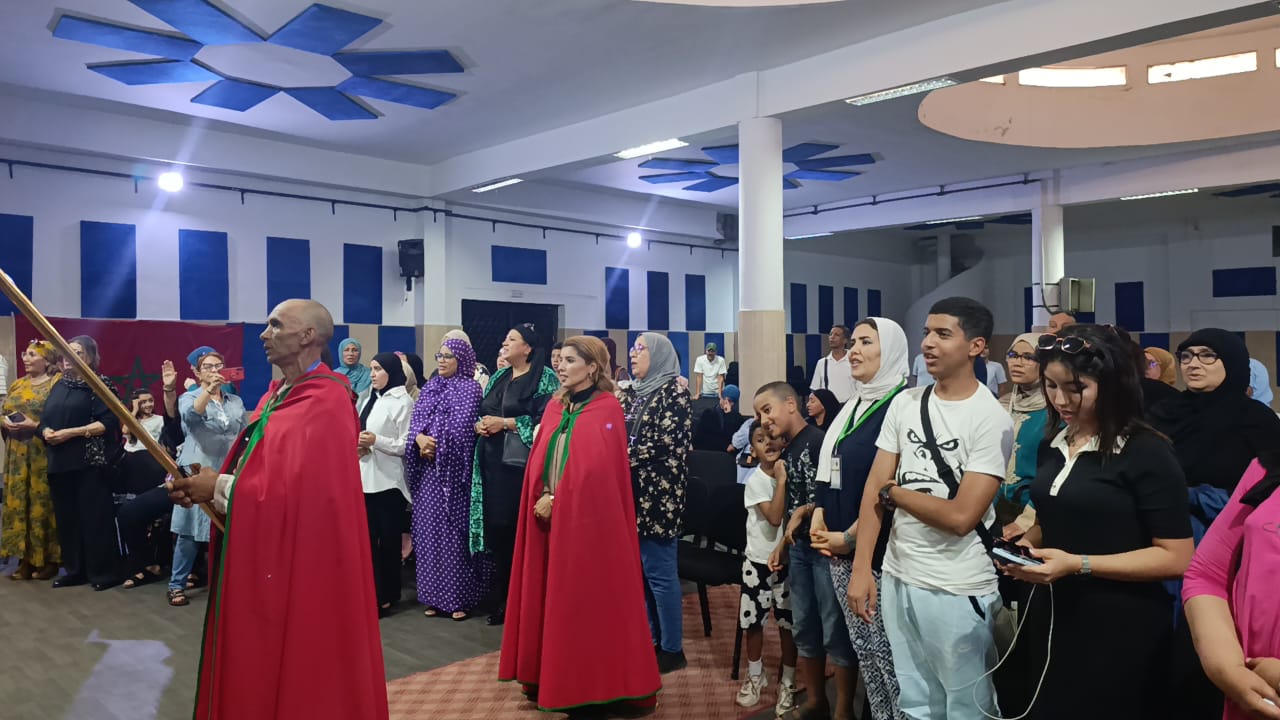 الحي الحسني يحتفي بعيد العرش بحفل فني يجمع تراث عيساوة وكناوة وأحواش ويكرّم عمال النظافة ورواد الفن الشعبي