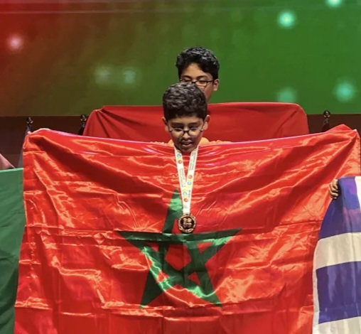 الطفل المغربي آدم يُبهر العالم بفوزه بالميدالية الفضية في أولمبياد البرمجة بإسبانيا