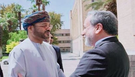 عُمان وإيران تتفقان على إنشاء ممر ملاحي مؤقت مشترك في مضيق هرمز