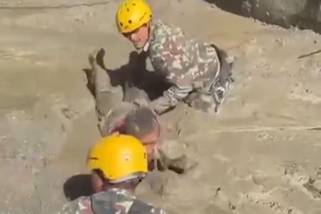 محاصرة مئات العمال تحت الأرض في نيبال.. و2500 مفقود بينهم 600 أجنبي