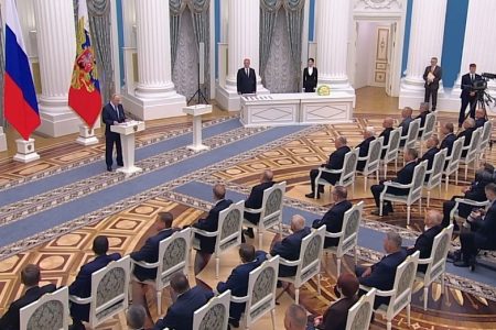 بوتين يؤكد استمرار تدفق الأسلحة الحديثة دون انقطاع إلى القوات الروسية في منطقة العملية العسكرية