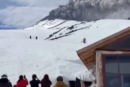 بركان يثور قرب منتجع شهير بالشيلي