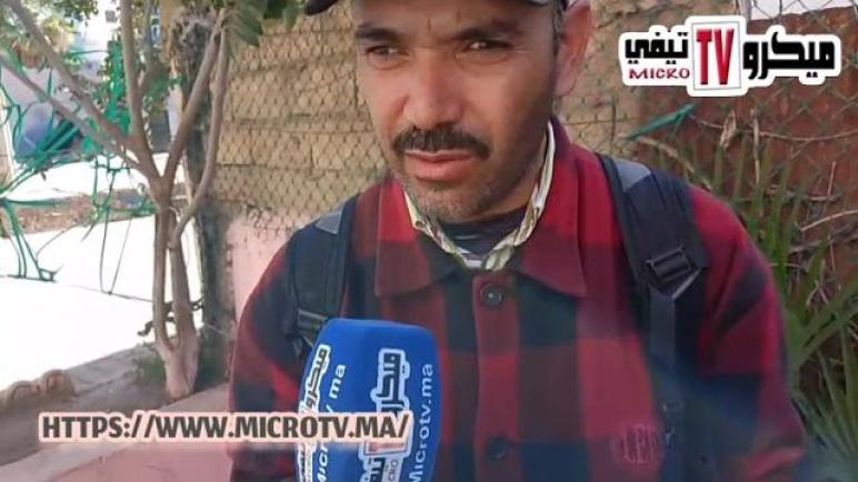 سطات.. شاب كفيف يشتكي من تعسف “الطاكسيات الصغار” بمحطة القطار: كيرفضو يديوه وكيحتقروا الضعفاء