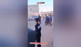 فوضى عارمة… شخص مسلّح بسكين يهاجم الدرك الملكي ويُحطّم سيارتين للدرك بشكل هستيري