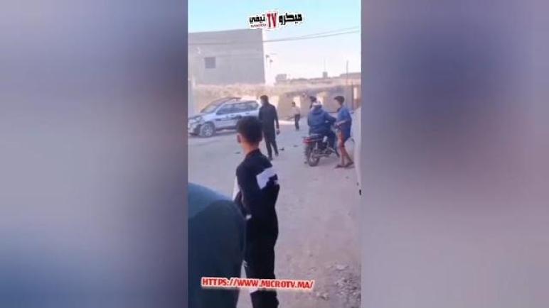 فوضى عارمة… شخص مسلّح بسكين يهاجم الدرك الملكي ويُحطّم سيارتين للدرك بشكل هستيري