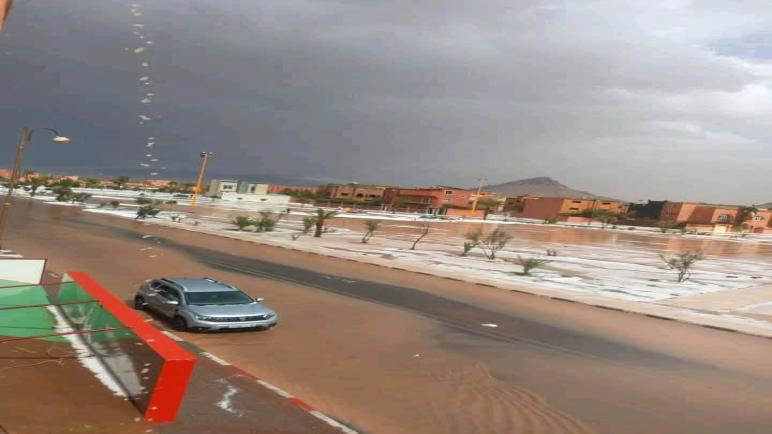 أمطار غزيرة وعواصف رعدية تعمّ زاكورة ومواطنون ينقذون طفلاً من الغرق