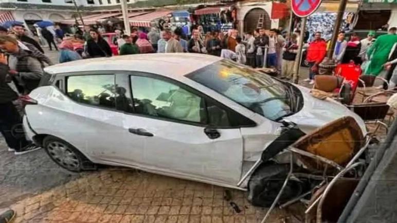 حادثة سير مروعة بساحة 9 أبريل بطنجة: سيدة تقتحم واجهة مقهى بسيارتها وتخلف إصابات