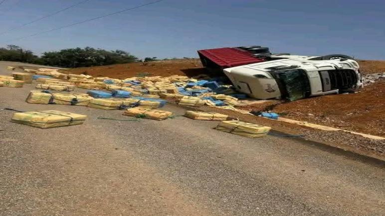 انقلاب شاحنة محمّلة بالمخدرات بين العرجات وسيدي علال البحراوي يكشف عن شبكة تهريب جديدة