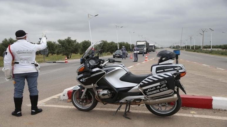 خطير… كوكبة الدراجين التابعة لدرك ميدلت تنقذ الساكنة من استهلاك كمية كبيرة من حليب فاسد. 