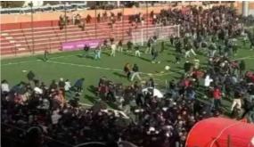 أحداث شغب تؤدي إلى توقيف مباراة شباب أطلس خنيفرة والكوكب المراكشي