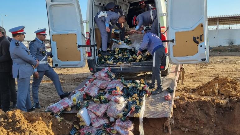 المركز القضائي للدرك ببوسكورة يحجز 300 طن من المواد الغذائية الفاسدة تقدر قيمتها 2 مليار سنتيم.