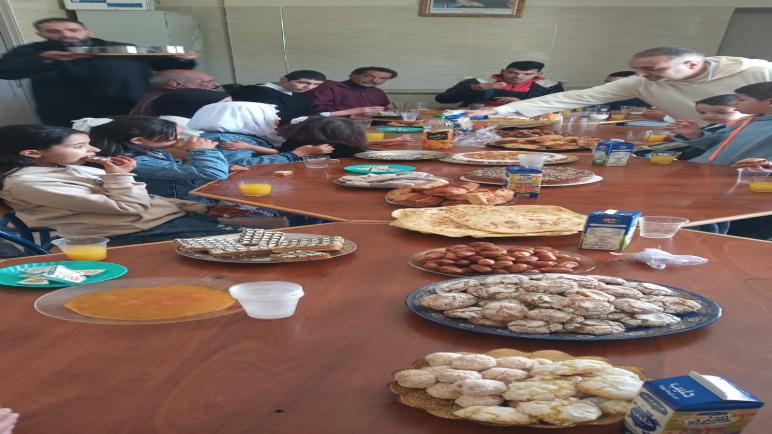 نزلاء مركز البهاليل لاستقبال وإيواء الأشخاص بدون مأوى يلتئمون في إطار فطور جماعي بمناسبة عيد الفطر السعيد
