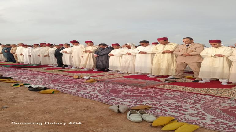 عامل عمالة مقاطعات عين السبع الحي المحمدي يؤدي صلاة العيد الأضحى بمصلى وسط أجواء روحانية مفعمة بالخشوع لله سبحانه وتعالى .