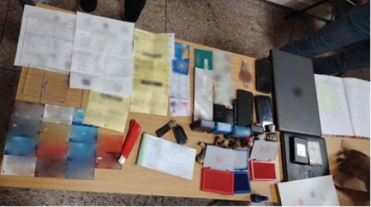 توقيف زوجين يبلغان من العمر 28 و30 سنة، وذلك للاشتباه في تورطهما في قضية تتعلق بالتزوير واستعماله