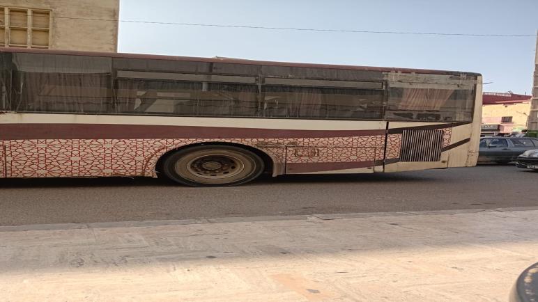 بحافلة مهترئة.. مطالب بتجديد حافلة النقل الخاصة بمحاكم وسجون الجديدة