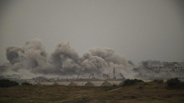42 فلسطينيا قتلوا منذ فجر اليوم في غارات إسرائيلية على قطاع غزة