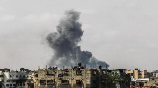 قتلى وجرحى وتدمير للمنازل وتهجير للنازحين بقصف إسرائيلي
