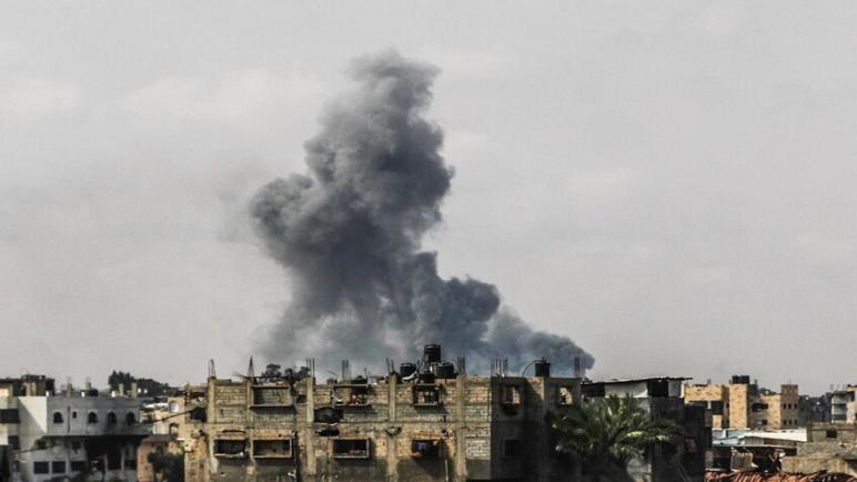 قتلى وجرحى وتدمير للمنازل وتهجير للنازحين بقصف إسرائيلي