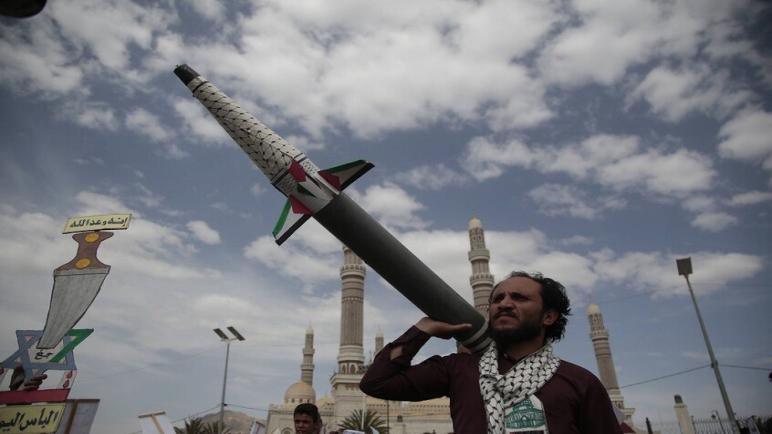 الحوثيون يهددون إسرائيل برد مزلزل لن يتحمله الأمريكيون