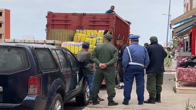 آسفي.. الدرك الملكي يحجز شاحنتين محملتين بالبنزين والقوارب المطاطية ويلاحق ثالثة يشتبه في نقلها للمخدرات