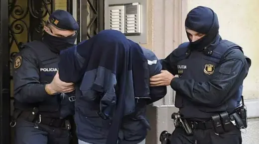 الشرطة الإسبانية توقف مجرماً ظل هارباً 20 سنة أثناء محاولته السفر إلى المغرب