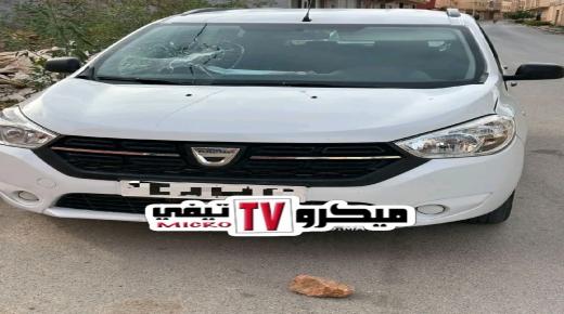 حالة هستيرية وسط العروي.. شخص يكسر سيارات بالحجارة وسط مدينة العروي