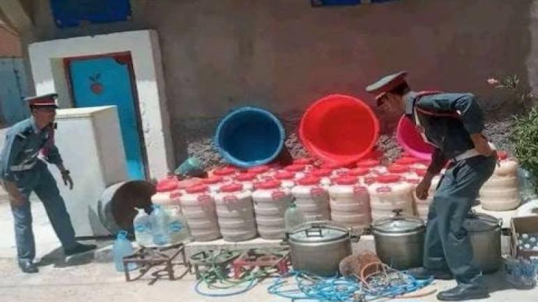 مداهمة نوعية تُطيح بمصنع سري لصنع “الماحيا” بسيدي رحال وإحباط توزيع أزيد من طنين ونصف من ماء الحياة