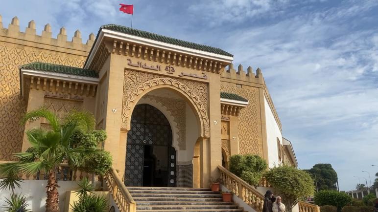 “دركي يهرب من محكمة الاستئناف بالجديدة بعد قرار إيداعه السجن بتهمة التهريب الدولي للمخدرات”