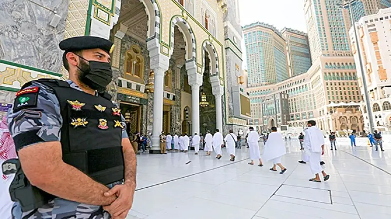 السعودية تفرض غرامة تصل إلى 100 ألف ريال على مخالفي شروط الحج